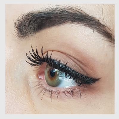 Nude make up eyeliner